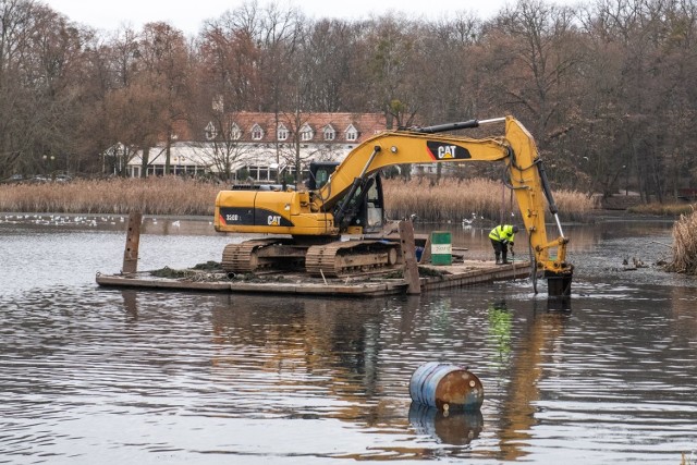 Po stawie w parku Sołackim pływa tratwa z koparką. Pojawił się też tajemniczy rurociąg - informują mieszkańcy poznańskiego Sołacza. Co tam się dzieje? - pytają. Sprawdziliśmy.Przejdź do kolejnego zdjęcia --->