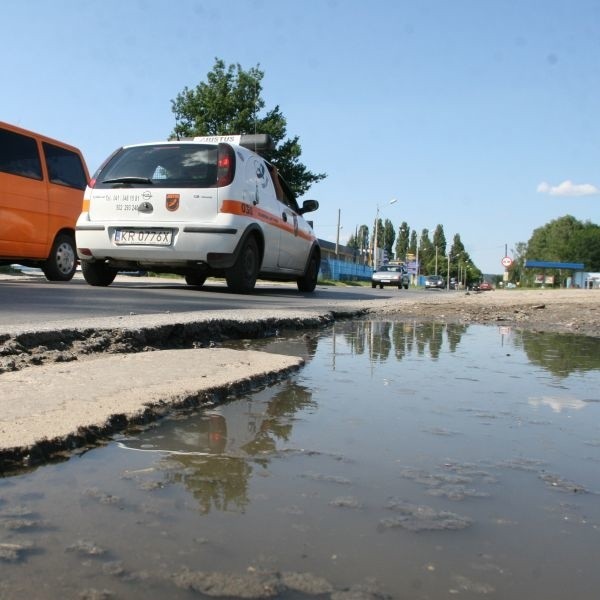 Zatłoczona i zniszczona ulica Zagnańska w Kielcach szybko się nie zmieni.