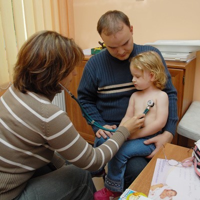 Julia Kołodziejczyk infekcję złapała w przedszkolu. Choruje już od kilku dni, wczoraj przyszła z tatą na kontrolę do lekarza.