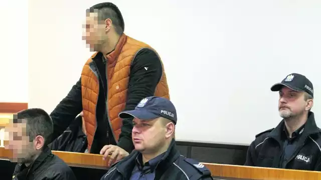 Krzysztof K. (stoi) podczas procesu przed Sądem Okręgowym w Tarnobrzegu, z przodu współoskarżony Michał O. z Niska