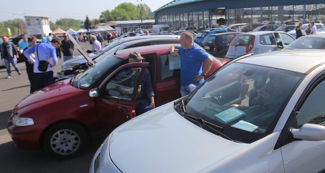 Ponad 5 mln samochodów sprowadzili Polacy w ostatnich 10 latach z Niemiec. Ten kraj to absolutny lider. A skąd jeszcze przywoziliśmy samochody jeżdżące dziś po polskich drogach? Zobacz na kolejnych slajdach oficjalne dane z Centralnego Rejestru Pojazdów i Kierowców - posługuj się klawiszami strzałek, myszką lub gestami.