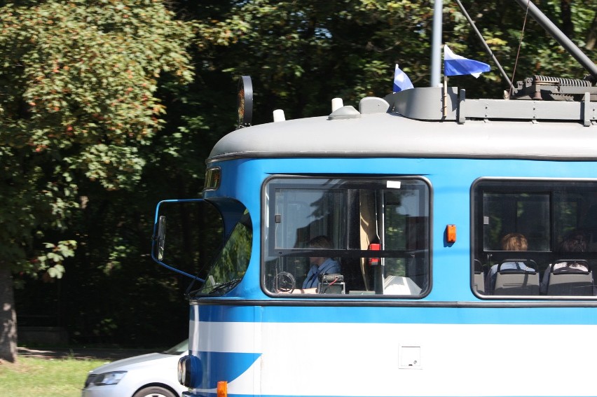 Flagi biało-niebieskie na krakowskich tramwajach i...
