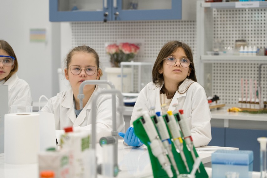 W Podkarpackim Centrum Nauki "Łukasiewicz" dzieci badały zawartość witaminy C w produktach spożywczych [WIDEO]