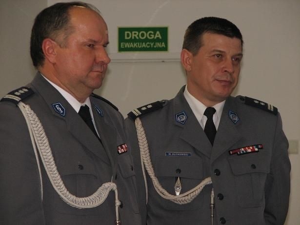 Mł. insp. Wojciech Rutkowski (z prawej) zastąpi awansowanego insp. Mirosława Zwadę (z lewej).