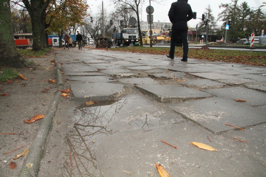 Połamany chodnik na trasie do przystanku w Kielcach