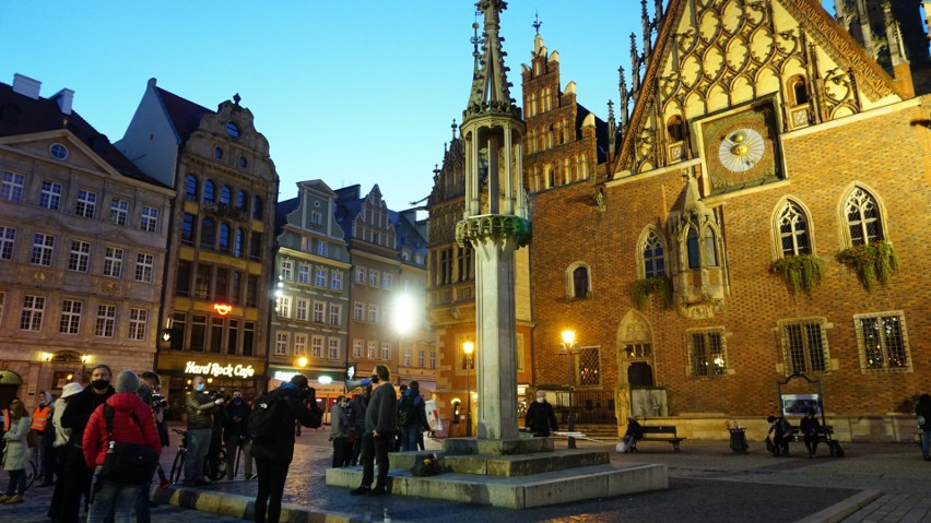 Wrocławski Rynek, "Zapal znicz dla ofiar Gulbinowicza”"...