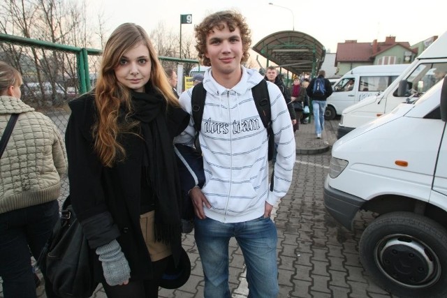 Ewa Łukowska i Jan Jawornik, których spotkaliśmy na kieleckim dworcu dla busów również popierają zakaz palenia w tego typu miejscach. fot. Dawid Łukasik