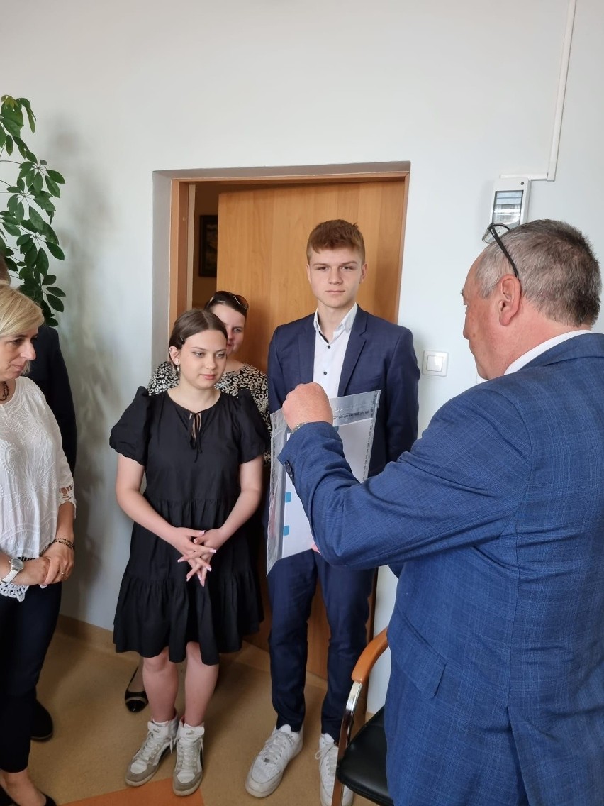 Egzamin ósmoklasisty 2023 w Sandomierzu. Uczniowie z „trójki” bardzo zadowoleni. Kto jeszcze pisał? Zobacz zdjęcia