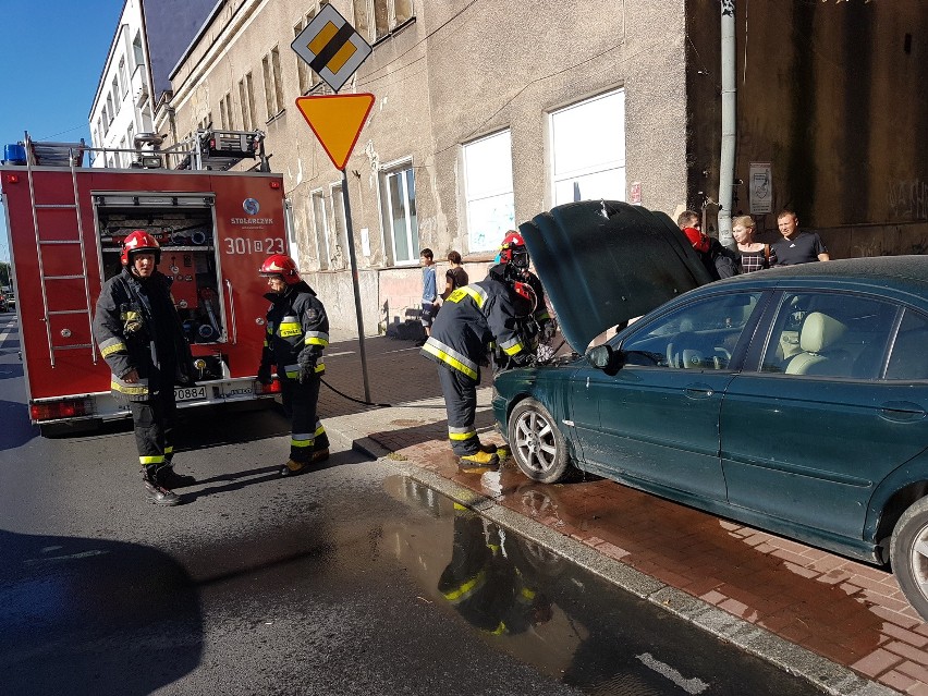 Z zaparkowanego samochodu przy urzędzie miasta zaczął unosić...