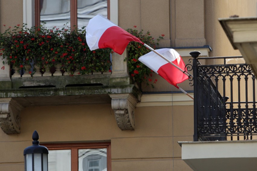 Lublinianie uczcili Święto Niepodległości. Na wielu budynkach w mieście wywieszono biało-czerwone flagi. Zobacz zdjęcia