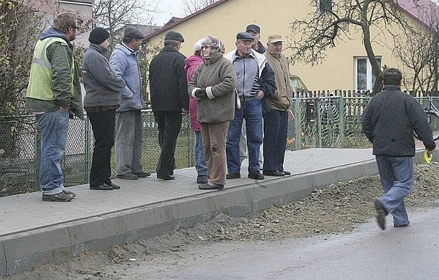 Zdaniem mieszkańców ulicy Słonecznej w Nisku chodnik został usytuowany zbyt wysoko.