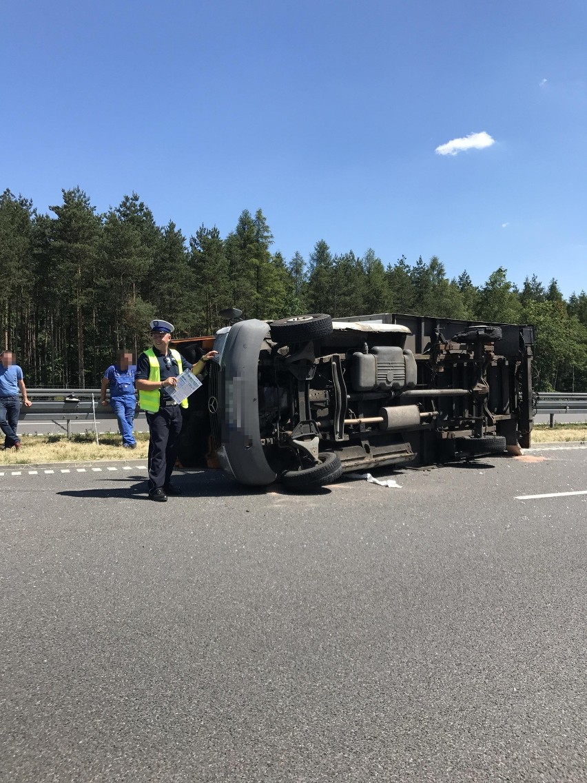 Samochód przewrócił się na A1. „Wystrzeliła" mu opona