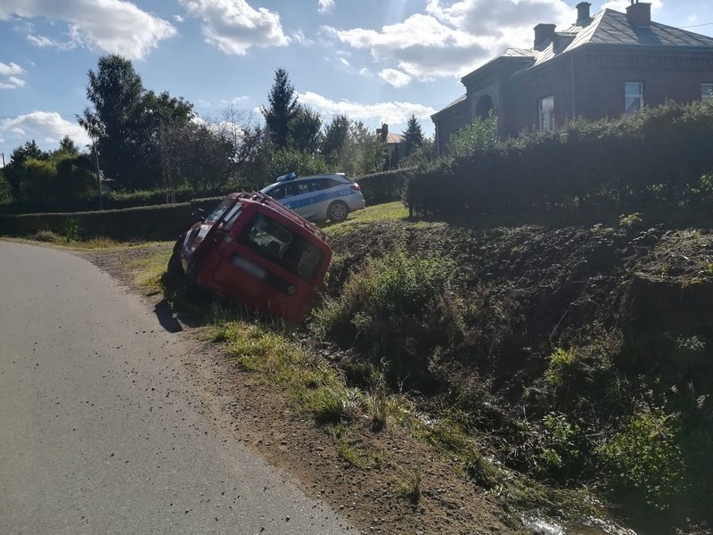 W Zręcinie koło Sanoka pijany kierowca fiata zjechał do rowu i uderzył w przepust. Trafił do szpitala [ZDJĘCIA]