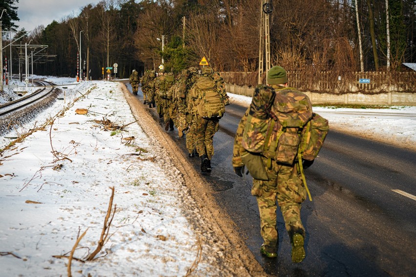 Terytorialsi budują kondycję podczas zimowych marszów z pełnym ekwipunkiem