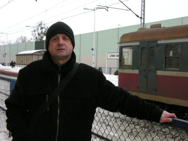 - Kończę pracę o 22, a ostatni pociąg odjeżdża godzinę wcześniej - mówi Andrzej Berezowski z Lewina,