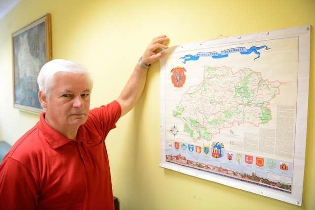 Bernard Kwiatkowski przy mapie województwa toruńskiego