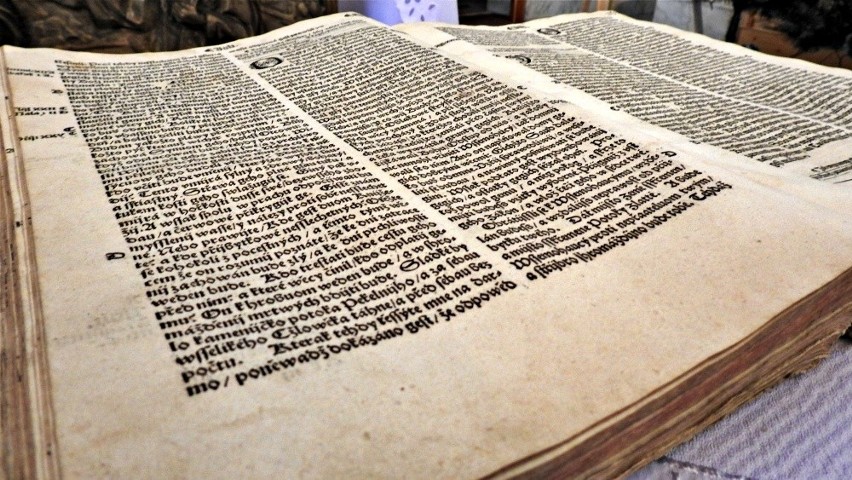 W Rajczy odkryto najstarszy egzemplarz biblii w dieceji...
