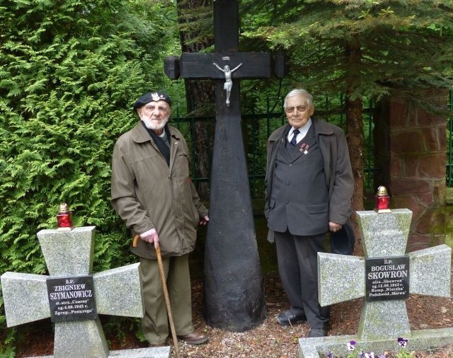 Major Henryk Czech i podporucznik Henryk Małolepszy, skarżyscy kombatanci na cmentarzu żołnierzy Armii Krajowej.