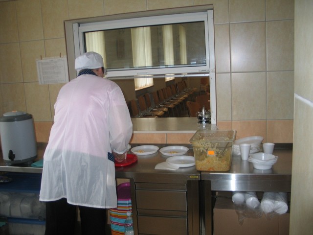 Pani Małgorzata wydaje codziennie ponad 140 ciepłych posiłków osobom potrzebującym, które przychodzą do stołówki Miejskiego Ośrodka Pomocy Społecznej w Nowej Dębie.
