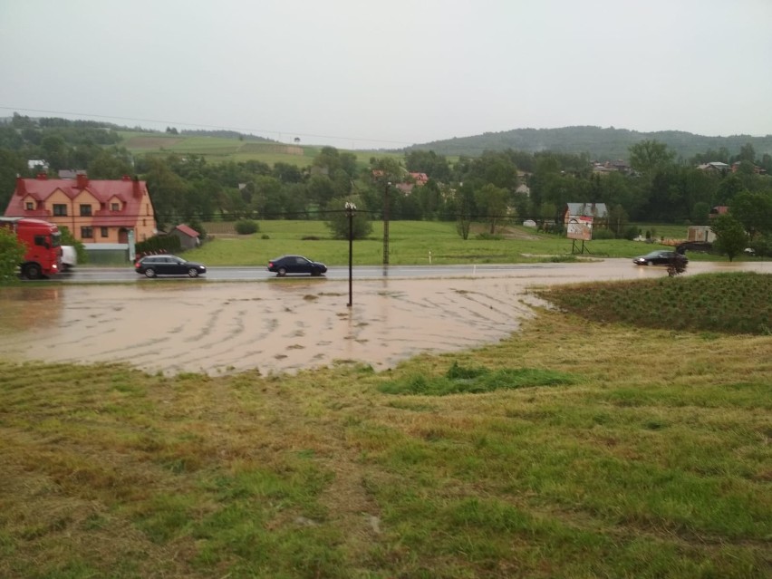 Burza na Podkarpaciu. Podtopienia w Połomii koło Strzyżowa. Woda w okolicach drogi Rzeszów - Domaradz [ZDJĘCIA, WIDEO]