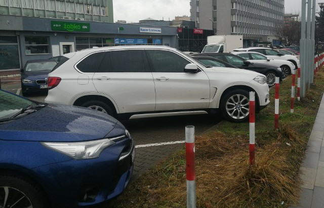 SUV-y zajmują na parkingach sporo miejsca - to zdjęcie z poniedziałku z Krakowa.