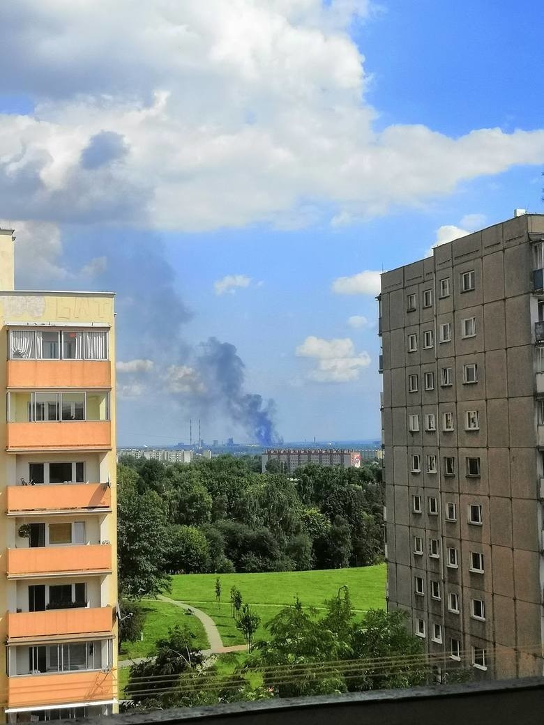 Pożar w kombinacie. Paliła się też zbrojona guma, dlatego dym był tak gęsty