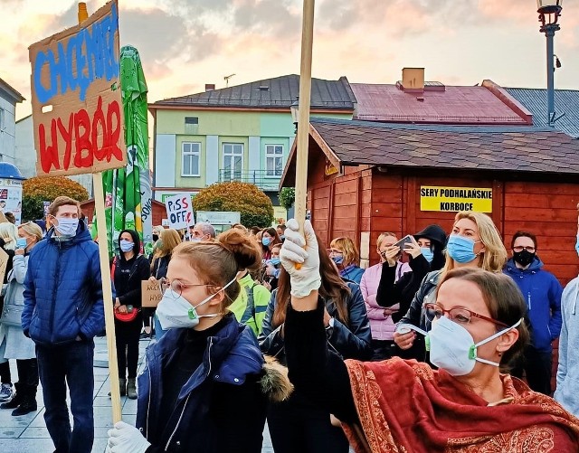 Swój udział w proteście na rynku w Wadowicach nauczycielka krakowskiego liceum relacjonowała na Facebooku