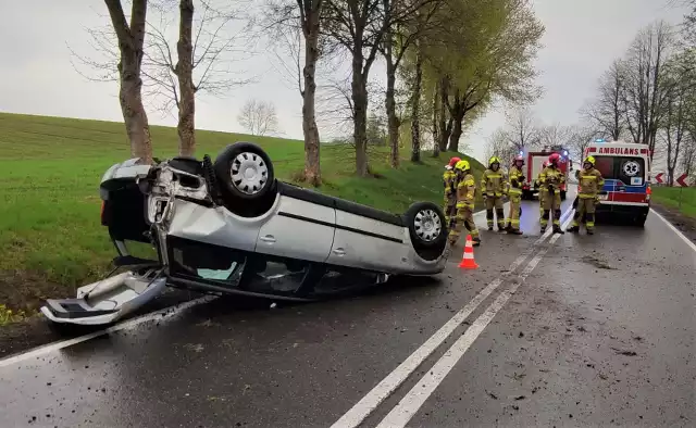 Z informacji uzyskanych z Komendy Powiatowej Policji w Bytowie wynika, że kierowca volkswagena stracił panowanie nad pojazdem na mokrej nawierzchni i uderzył w skarpę. Auto dachowało. Kierowca nie odniósł poważnych obrażeń. 