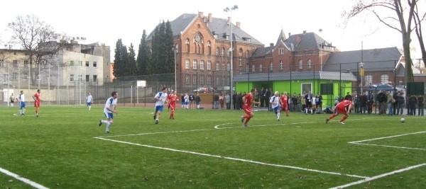Inauguracyjny mecz na Orliku rozegrały drużyny samorządowe Głuchołaz i Nysy. 