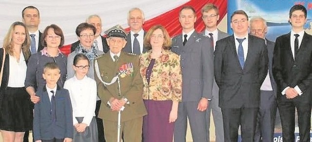 Stanisław Mazurek otrzymał nominację na stopień kapitana Wojska Polskiego. Podczas uroczystości towarzyszyła mu liczna rodzina. 