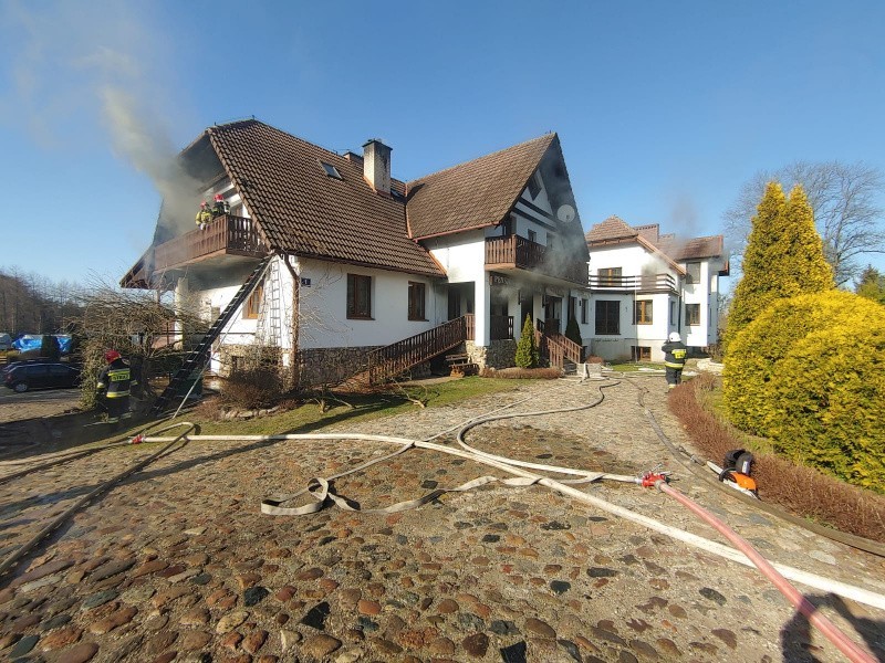 Ruciane-Nida. Pożar w pensjonacie. Ewakuacja przez balkon (zdjęcia)