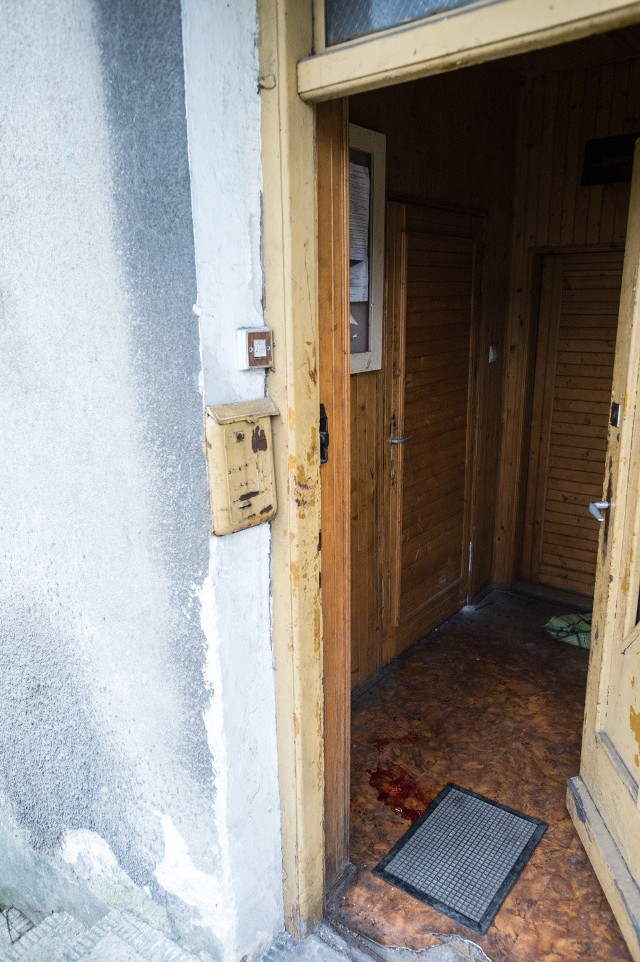 Mieszkanka jednego z bloków przy ul. Olsztyńskiej w Toruniu zauważyła na klatce ciało swojego 45-letniego sąsiada. Mężczyzna leżał w kałuży krwi. Do zdarzenia doszło w piątek około godziny 9. Lekarz przybyły na miejsce stwierdził zgon.