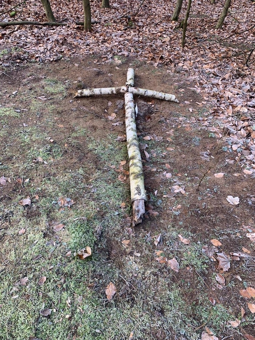 Zdewastowane krzyże na Toruńskiej Golgocie