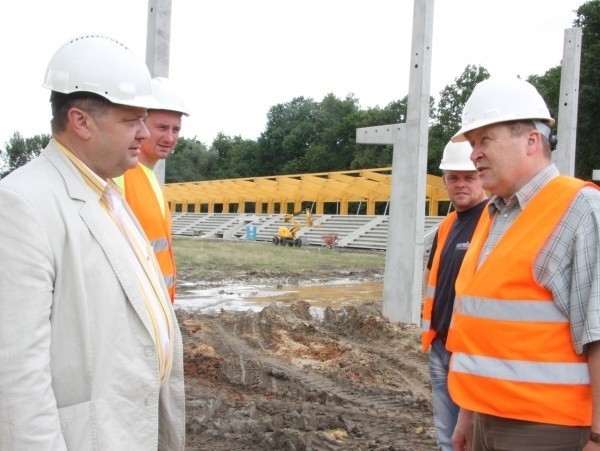 Krzysztof Sebastjan, kierownik budowy stadionu w Brzegu pokazywał burmistrzowi Wojciechowi Huczyńskiemu efekty prac budowlanych na stadionie.
