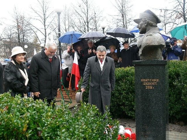 Uroczyste odsłonięcie popiersia majora Hieronima Dekutowskiego miało miejsce 11 listopada 2009 roku. Na zdjęciu: Krystyna Frąszczak (pierwsza z lewej), prezydent Tarnobrzega Jan Dziubiński (w środku) oraz doradca prezydenta RP Andrzej Klarkowski.