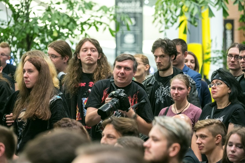 Nergal wraz z zespołem Behemoth spotkał się ze swoimi fanami...