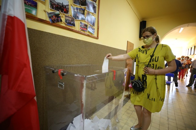 Głosowanie. Wybory prezydenckie w Sosnowcu Zobacz kolejne zdjęcia. Przesuwaj zdjęcia w prawo - naciśnij strzałkę lub przycisk NASTĘPNE