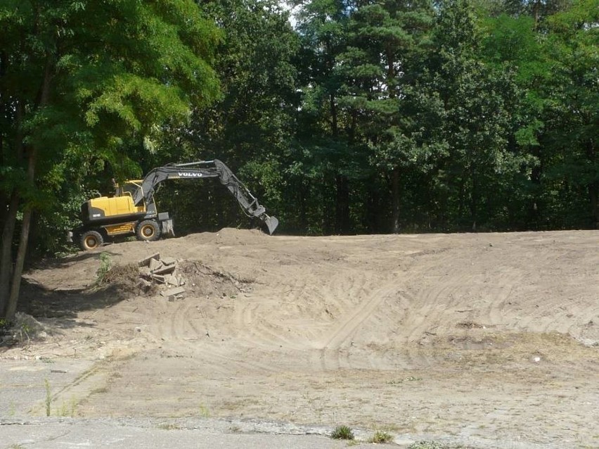 Park Wolności w Pabianicach lepiej oświetlony i z amfiteatrem ZDJĘCIA