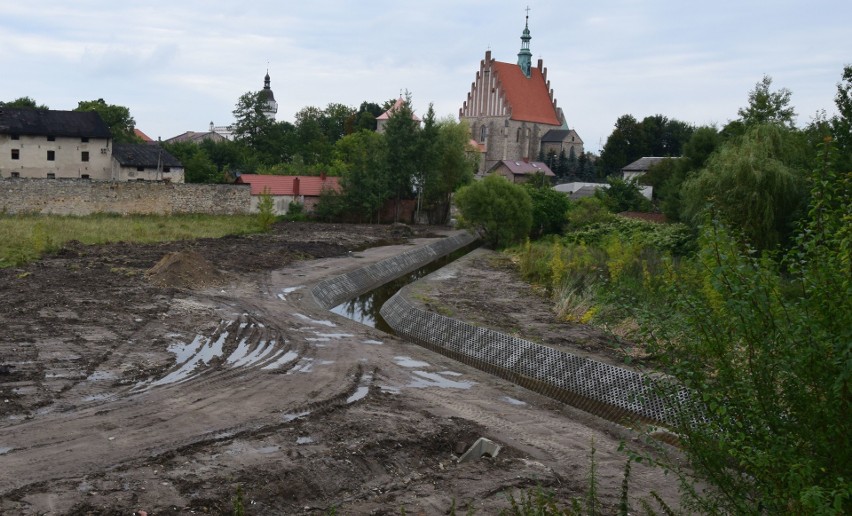 Trwa budowa deptaka wzdłuż Korzeniówki, który połączy część...