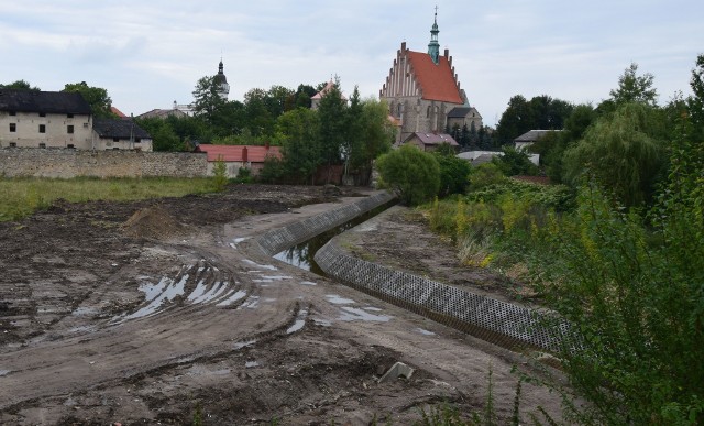 Trwa budowa deptaka wzdłuż Korzeniówki, który połączy część rekreacyjną z zabytkową.