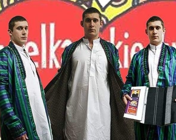 Tradycyjny strój afgański przekazał na licytację gen. bryg. Sławomir Wojciechowski, który dziś żegna się z międzyrzecka brygadą.