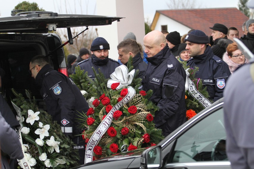 Ostatnie pożegnanie aspiranta Krzysztofa Węglińskiego z Tarnobrzega - policjanta, który zginął w wypadku jadąc na służbę  [ZDJĘCIA]