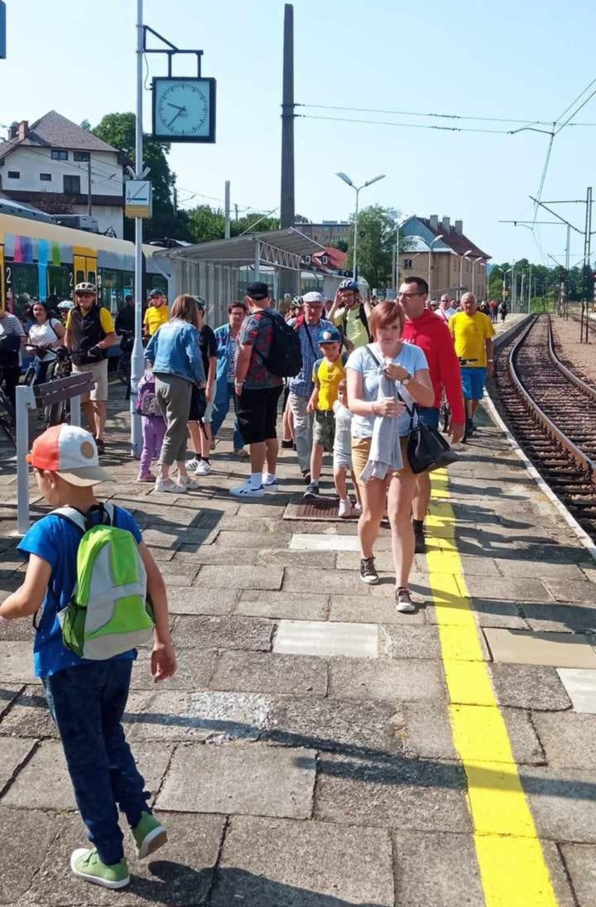 Z Jasła do Krynicy-Zdroju koleją. Rekordowa frekwencja pasażerów pociągu Włóczykij [ZDJĘCIA]