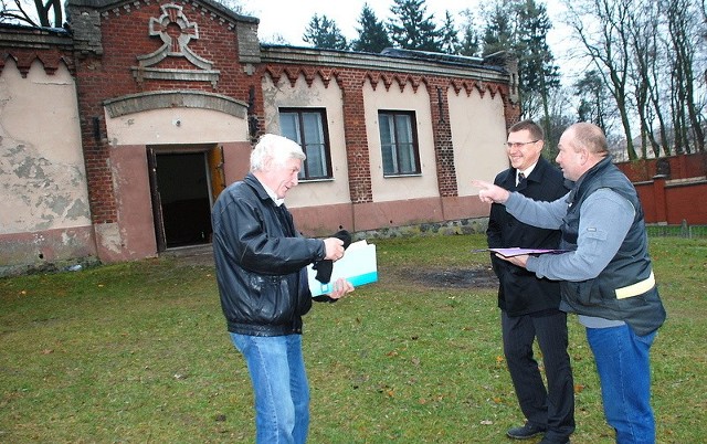 Przed zabytkową świetlicą: Mieczysław Węgrzynowski, komendant OSP, wójt Jacek Zająkała i gospodarz obiektu Eugeniusz Ziemiński. 