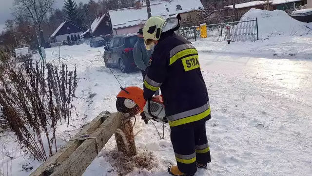 Do wypadku doszło 24 grudnia, około godziny 12. Strażacy zostali zadysponowani do zdarzenia drogowego przy ul. Kolejowej w miejscowości Klepacze. Zdjęcia pochodzą ze strony OSP Klepacze