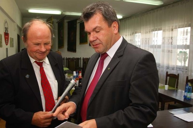 Grzegorza Sawickiego (z prawej) wspierać będzie m.in. kandydujący do sejmiku Jerzy Szczakiel, mistrz świata na żużlu.