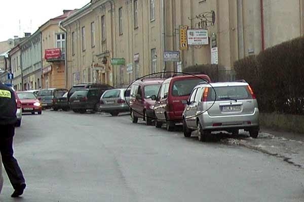 M.in na podstawie tego zdjęcia policja wlepiła Czytelnikowi mandat za nieprawidłowe parkowanie na chodniku. Jego auto to czerwony citroen (pierwszy po lewej-oznaczony kółkiem).