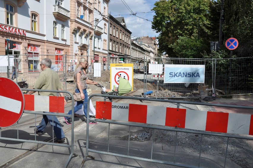 Na ul. Dunajewskiego trwa układanie podbudowy pod nowe szyny