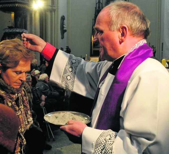 W czasie mszy kapłani posypują głowy wiernych popiołem (ze spalenia palm poświęconych podczas ubiegłorocznej Niedzieli Palmowej) i mówią słowa:  „Prochem  jesteś i w proch się obrócisz” lub „Nawracajcie się i wierzcie w Ewangelię”.