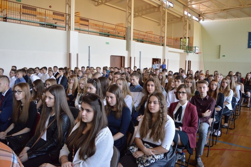 Uczniowie powiatu jędrzejowskiego rozpoczęli nowy rok szkolny [ZDJĘCIA]